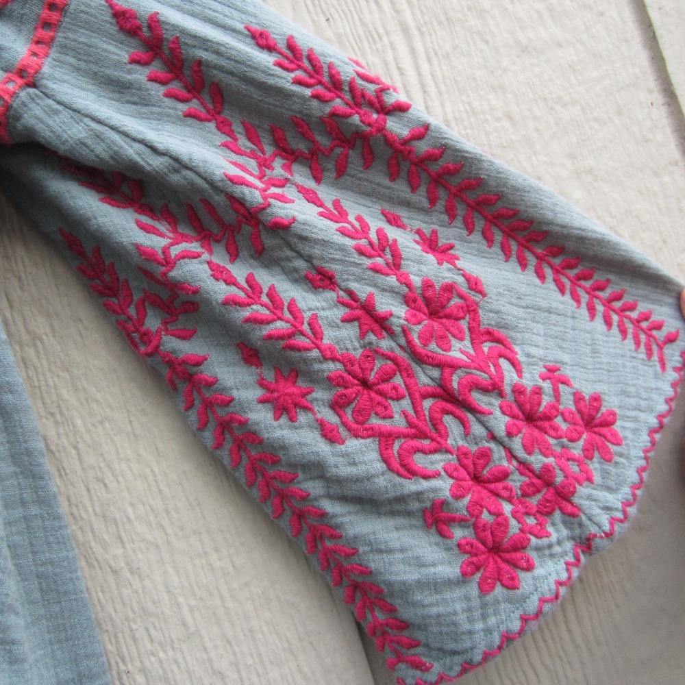 Sundance Velvet Peasant top size Large Blue Embroidered Bell Sleeves V-Neck BOHO - Picture 2 of 11